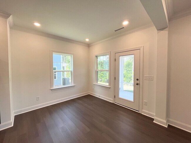 Building Photo - Spacious 5BD, 3BA Knightdale Home with Mod...
