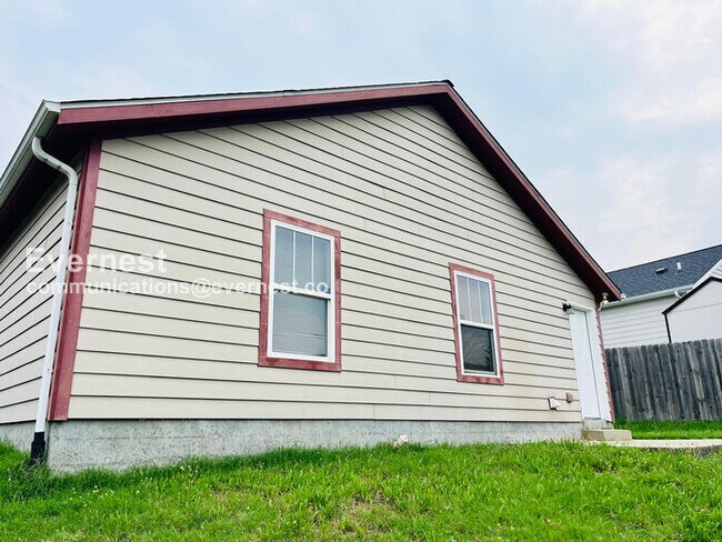 Building Photo - Limited Time Special Offer / 3 Bed, 2 Bath Home with Off-Street Parking / Pet-Friendly / Availabl...