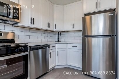 Building Photo - 802 Main St