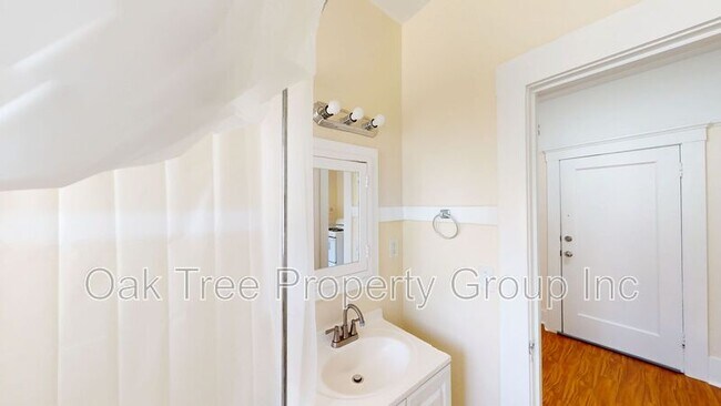 Building Photo - 547 24th St
