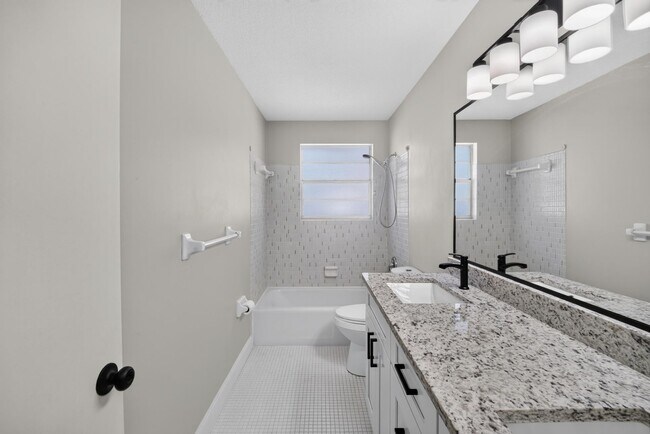 Building Photo - 791 Lindenwood Cir E