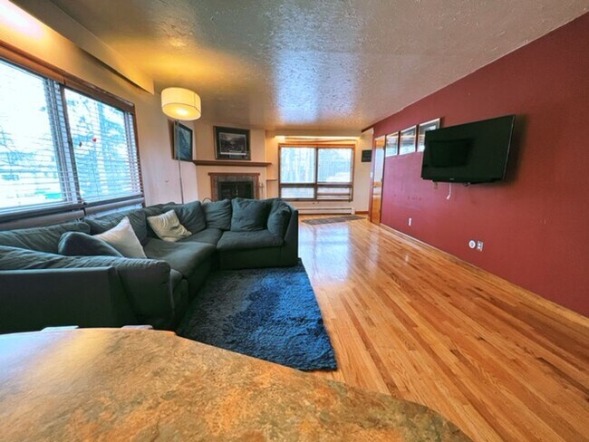 Building Photo - Spacious Midtown Two Bedroom with Utilitie...