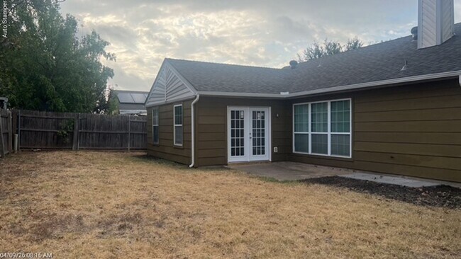 Building Photo - 501 Lantana Dr