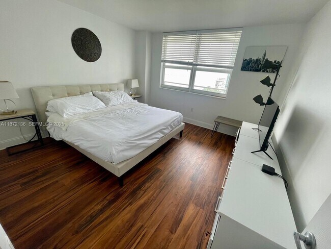 Building Photo - 1155 Brickell Bay Dr