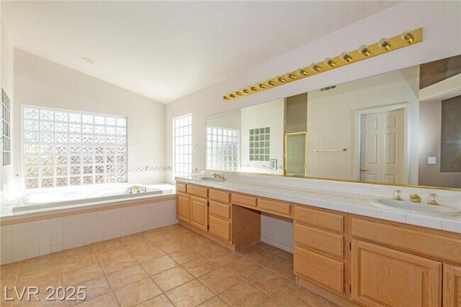 Building Photo - 2121 Whitebirch Ln