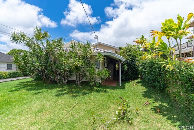 Building Photo - IMMACULATE AND CLEAN 3BR/1.5BA WITH 2 BONU...