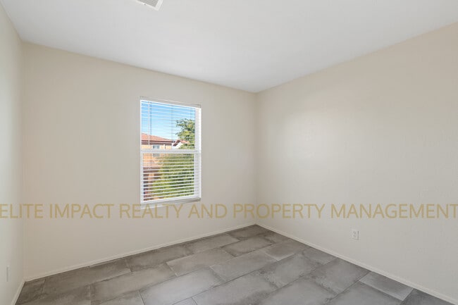 Building Photo - 3505 N Sierra Springs Dr