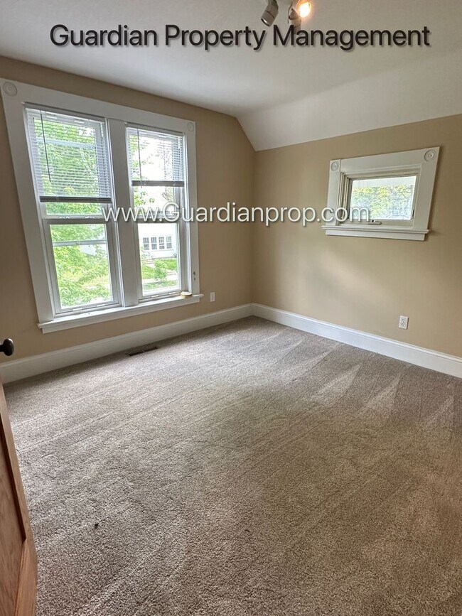 Building Photo - Downtown Hopkins SFH, Fenced Yard, Patio, Spacious Primary, 4 Car Detached Garage