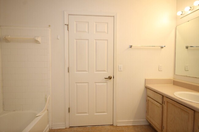 Building Photo - Northeast Pensacola 3/2 attached home for ...