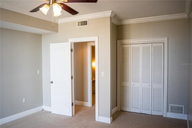 Building Photo - 1 Beach Dr SE