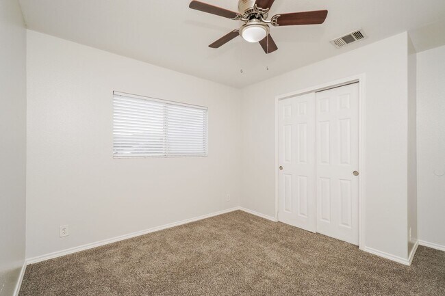 Building Photo - Large 5 Bedroom! Move in Ready!