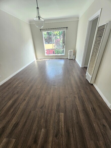 Building Photo - 851 Sanborn Ave