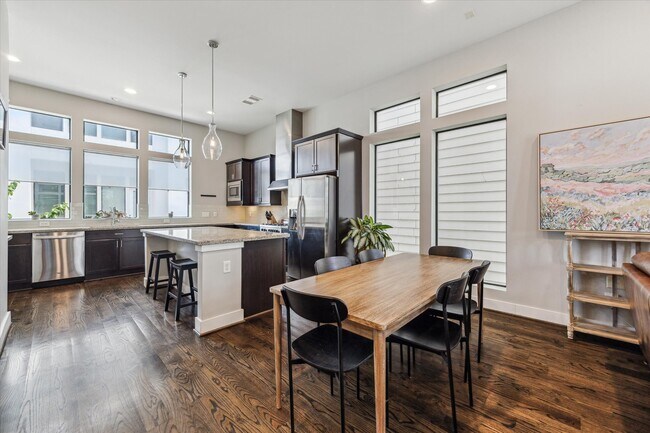 Building Photo - 2118 Sabine St