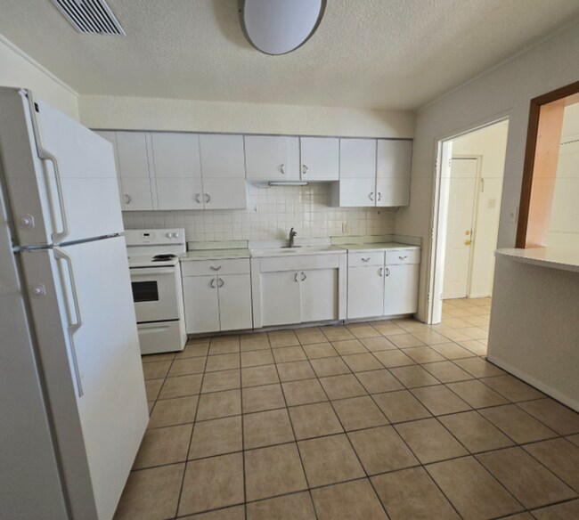 Building Photo - New flooring and paint throughout!