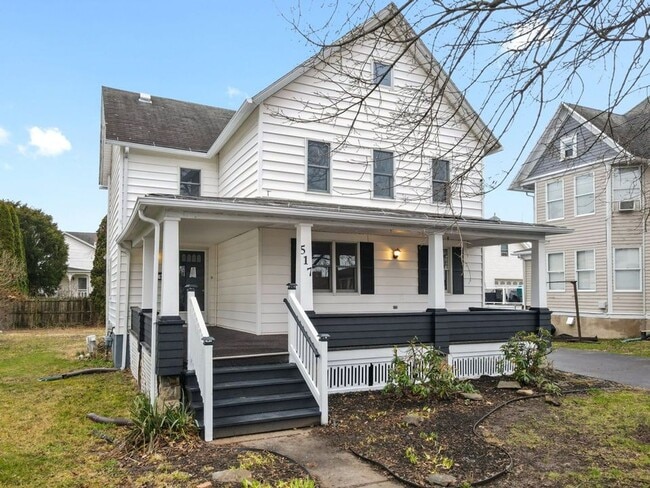 Building Photo - Newly Renovated 4-Bedroom House with Moder...