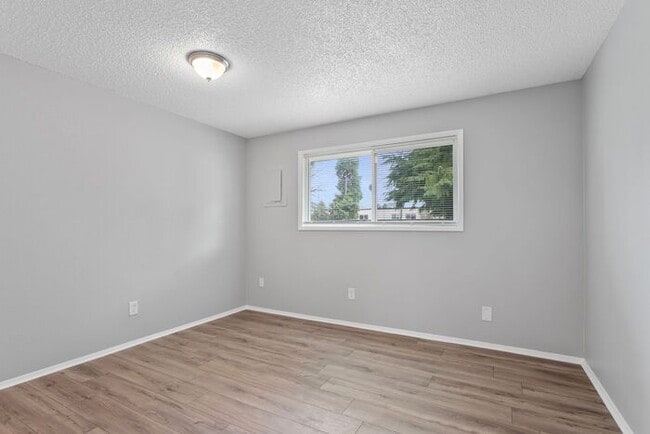 Building Photo - 2 bedroom 1 bath in Clackamas!!