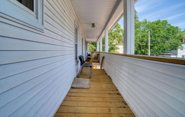 Building Photo - Spacious 7BR Duplex in Manchester