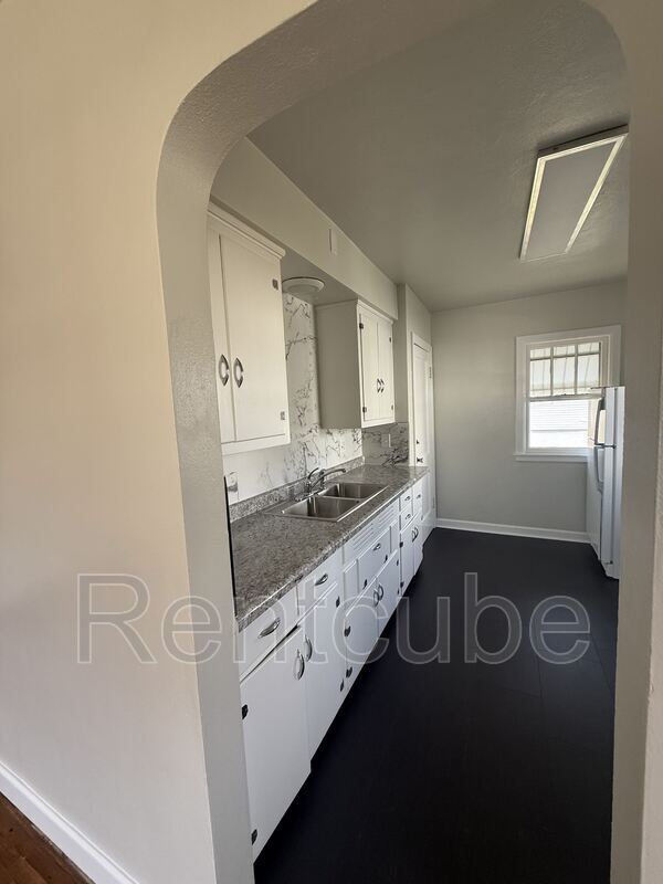 Building Photo - 3025 Windsor Ave