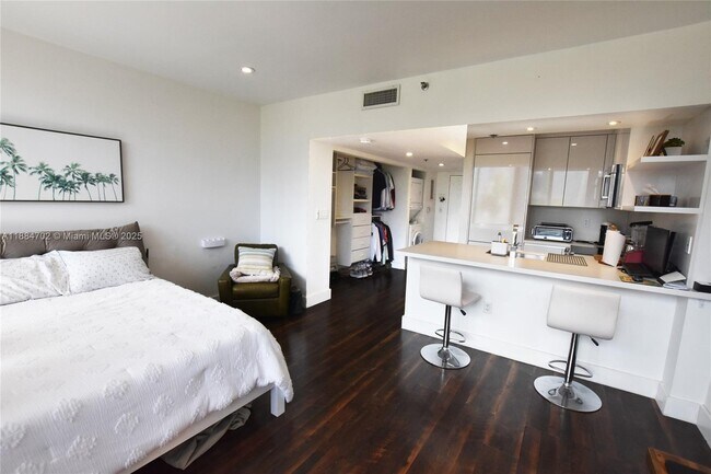 Building Photo - 540 Brickell Key Dr