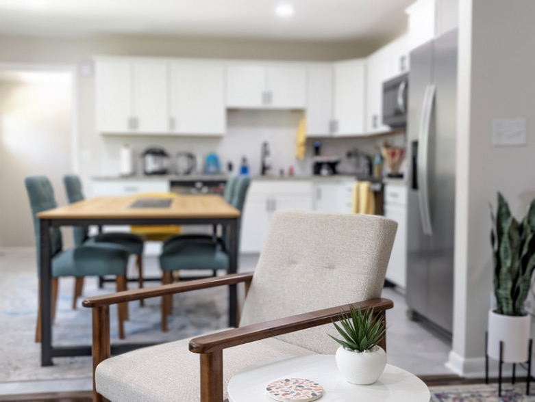 Building Photo - 4523 W Montague Ave