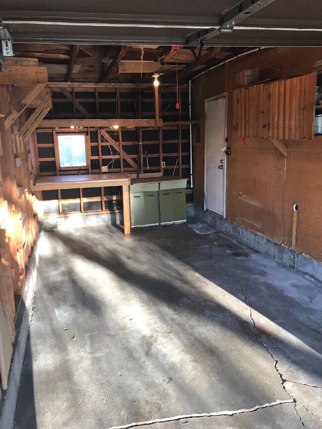 Building Photo - 2BR/1BA in University Hills with Huge Yard...