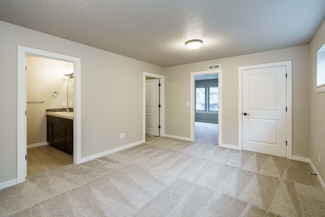 Building Photo - MASTER ON THE MAIN - 3 bedroom 2.5 bath - ...