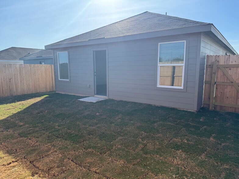 Building Photo - 5720 Mangas Cir