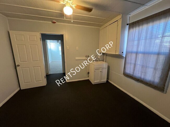 Building Photo - 1040-1042 Flora St