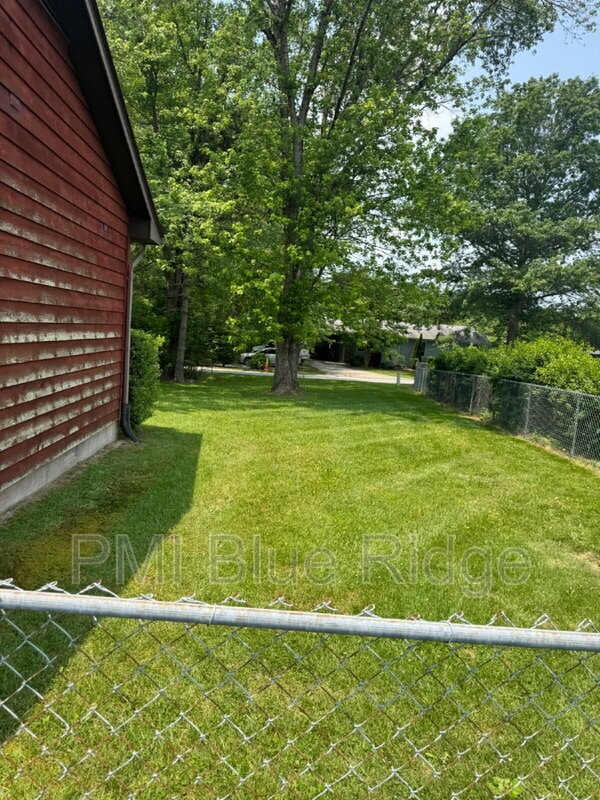 Building Photo - 10 Laurel Brook Dr