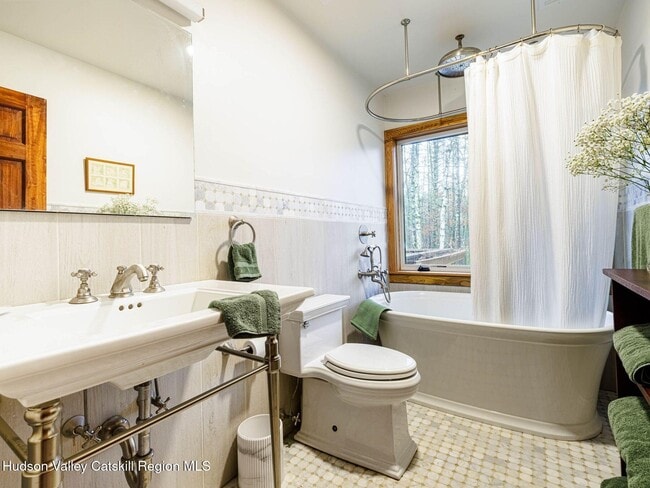 Building Photo - 10 Purdy Hollow Rd