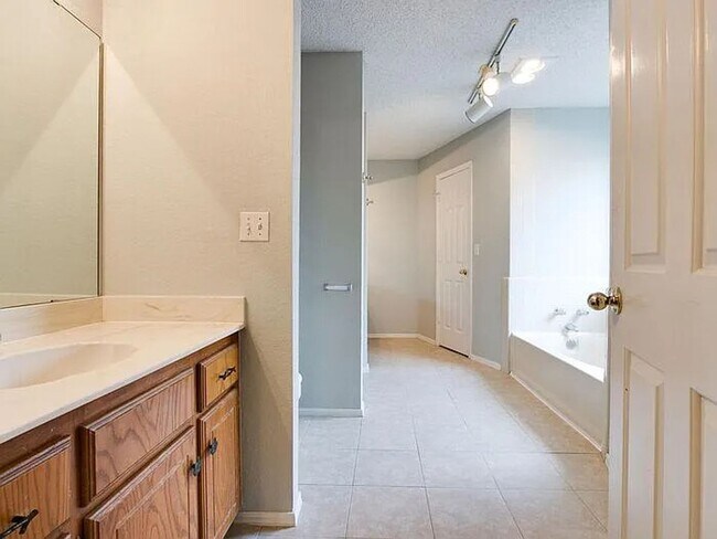 Building Photo - NORMAN, OKLAHOMA - MINUTES TO UNIVERSITY OF OKLAHOMA