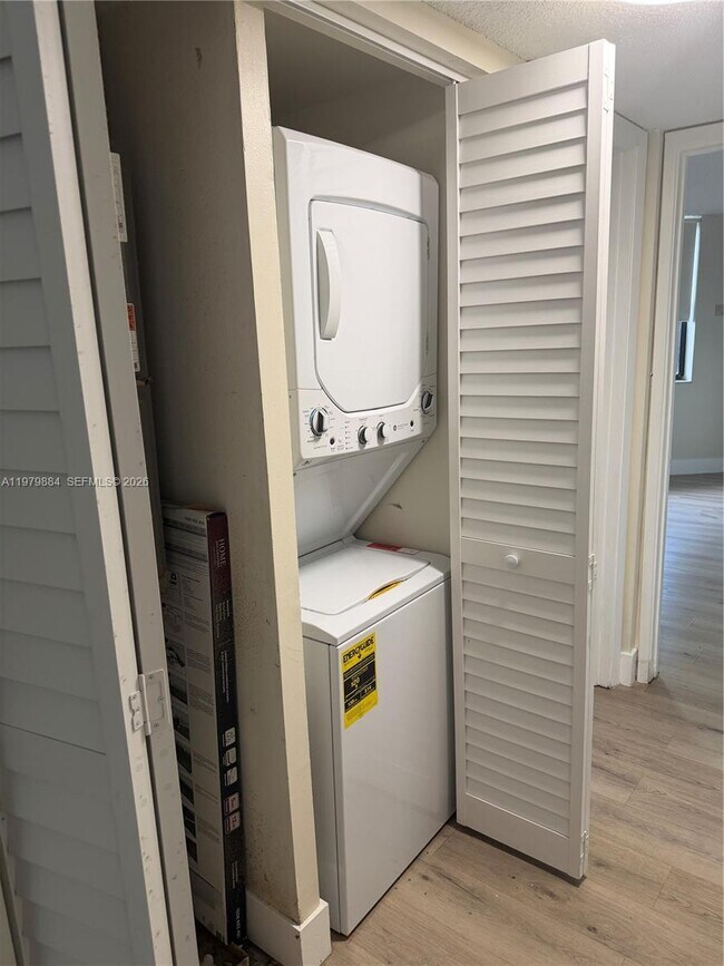 Building Photo - 215 Lake Pointe Dr