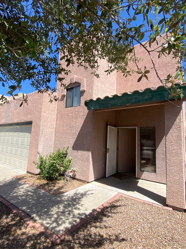 Building Photo - 1805 E Calle Grandiosa