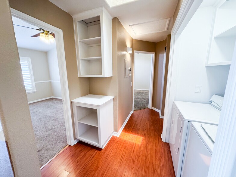 Building Photo - 8060 E Goldenrod Ln