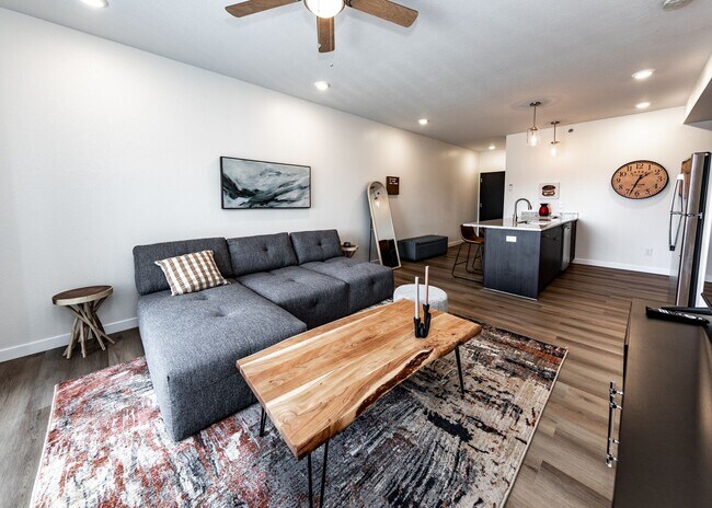 Building Photo - 2 Bedroom 2 Bath Luxury Apartment near Garden of the Gods and Ute Valley