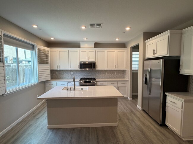 Building Photo - Welcome to 700 Apricot! Located in the heart of Vacaville.