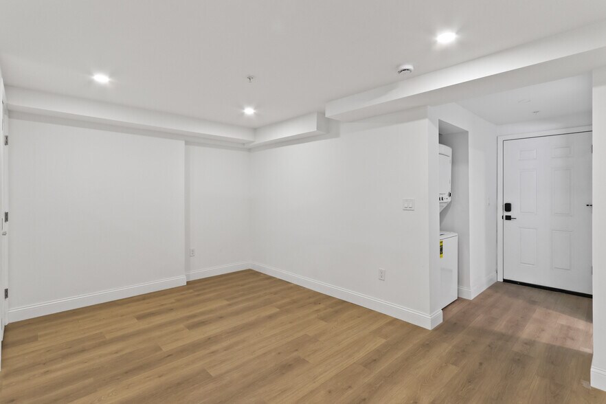 Building Photo - 261 Bradley St