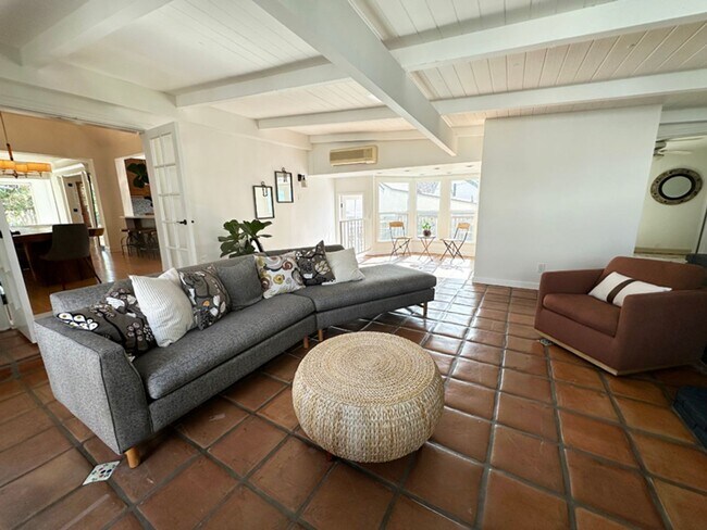 Building Photo - 3 Bdrm/2 Bath Mid-Century Home in Golden Hills Neighborhood of Fullerton