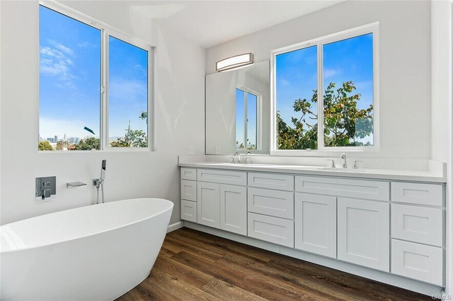 Building Photo - 136 W 48th St