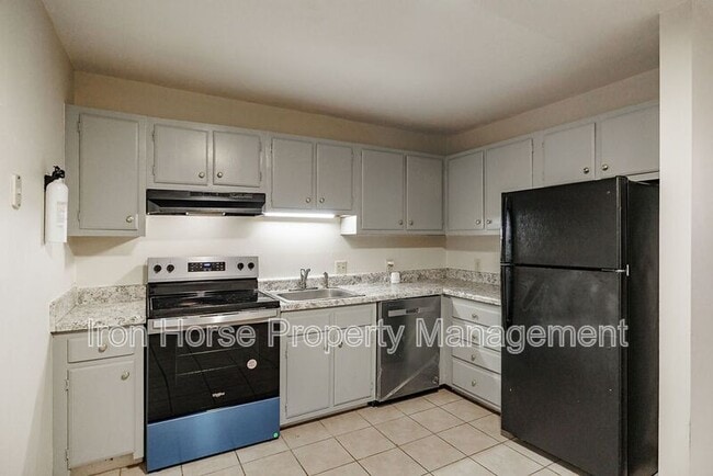 Building Photo - 160 Jockey Club Dr