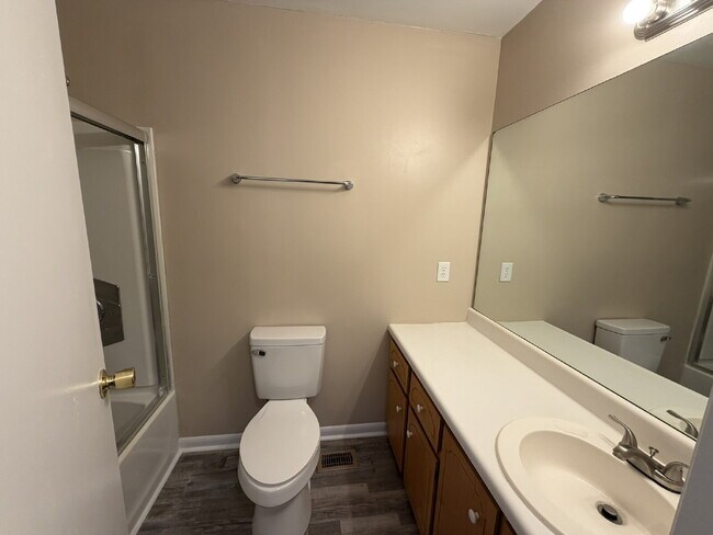 Building Photo - Townhouse for Rent