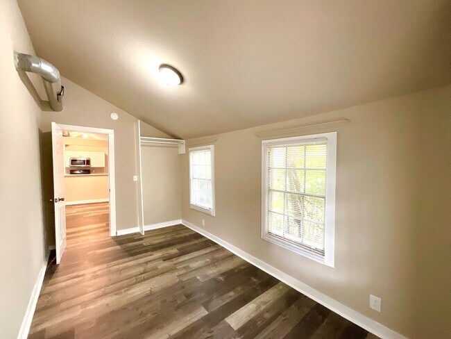 Building Photo - Spacious 2-Bedroom Home Steps from Restaur...