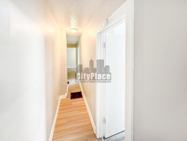 Building Photo - 1319 W 27th St