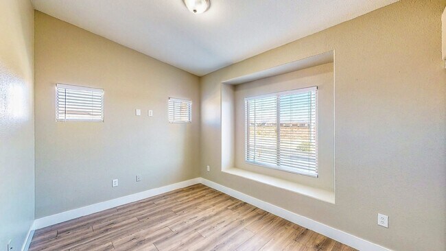 Building Photo - 3 Bedroom 1 3/4 bath condo ready for move in located in wonderful Mountains Edge .