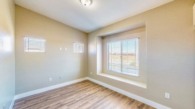 Building Photo - 3 Bedroom 2 full bath condo ready for move in located in wonderful Mountains Edge .