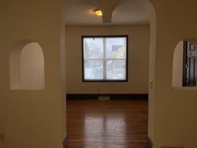 Building Photo - 512 Beaumont St E