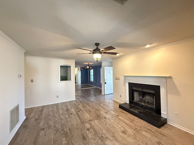 Building Photo - 671 Balfour Rd