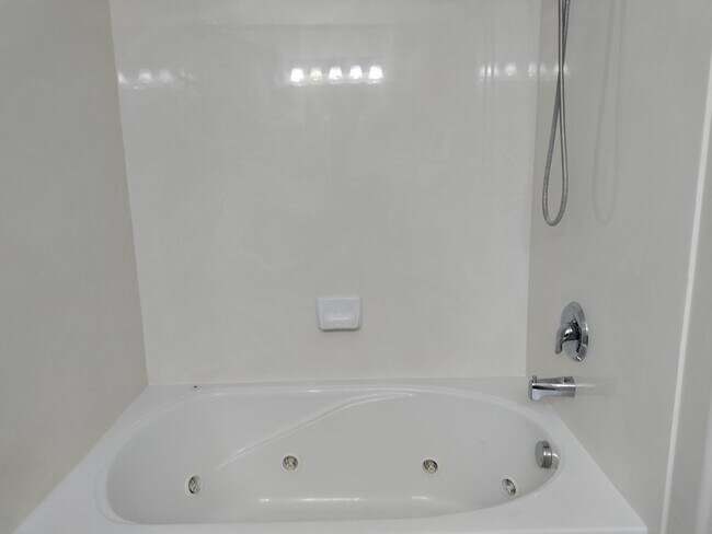 Building Photo - Gorgeous 3 BD, 2BTH Ground Floor Condo For...