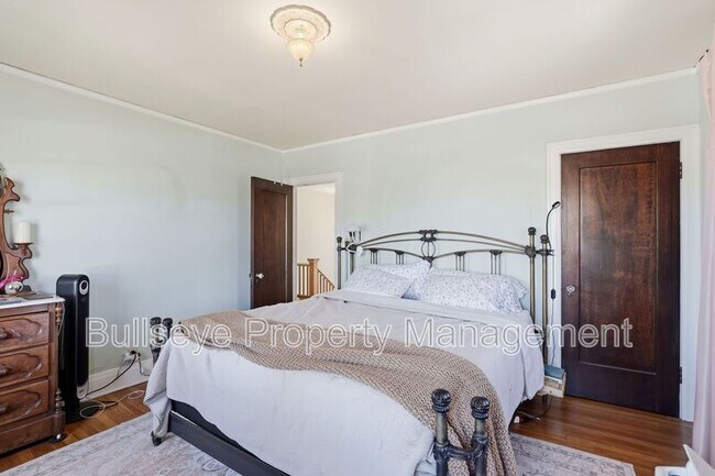 Building Photo - 525 W Lynwood St