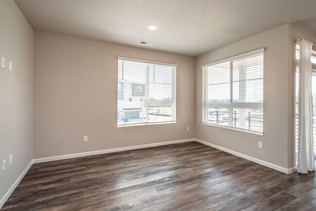 Building Photo - 10551 Spectrolite Pt